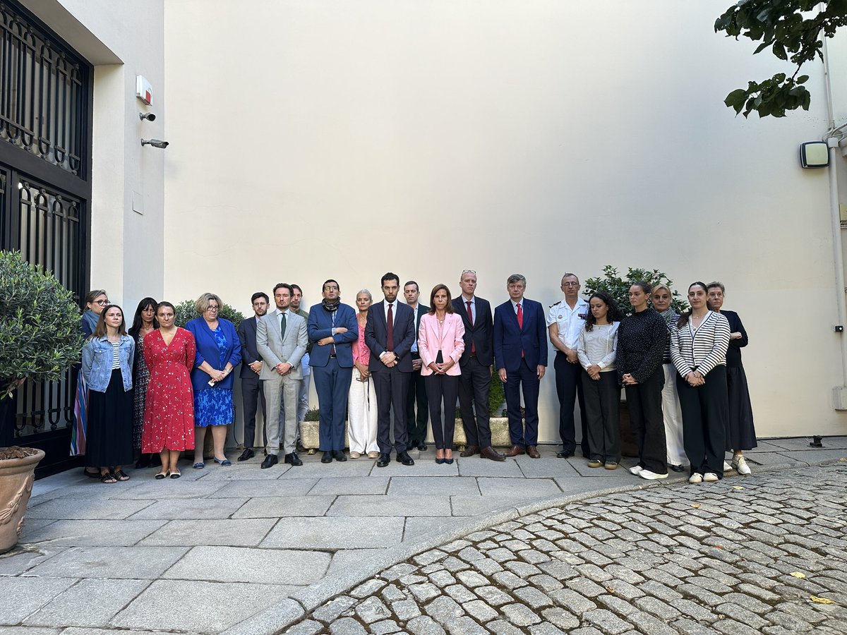Momento de recogimiento del equipo <a href="/france_espagne/">La France en Espagne 🇫🇷🇪🇸</a> a la memoria de todas las víctimas, entre las cuales 51 francesas, de los horribles atentados terroristas cometidos por Hamás el 7 de octubre de 2023.