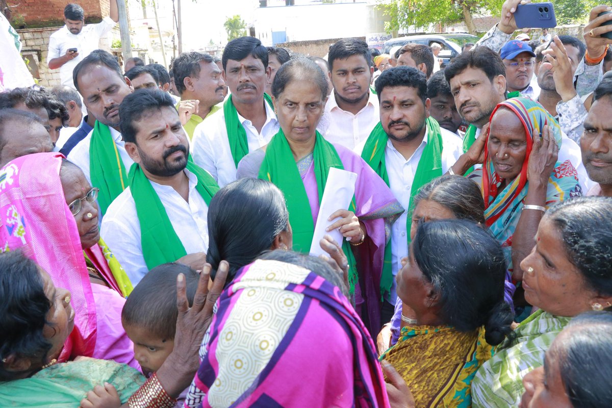 ShubhaPatelTRS's tweet photo. నవాబ్ పెట్
చిట్టి గిద్ద గ్రామంలో RRR రోడ్ లో భూములు కోల్పోతున్న రైతుల కు అండగా రైతుల సమస్యలు తెలుసుకోవడానికి చిట్టిగిద్ద గ్రామంలో ఏర్పాటు చేసిన కార్యక్రమంలో మాజీ మంత్రి వర్యులు @BrsSabithaIndra గారు వికారాబాద్ మాజీ MLA @DrAnandMethuku గారితోకలిసి పాల్గొన్న #Shubhapradhpatel https://t.co/tokQJEclbS