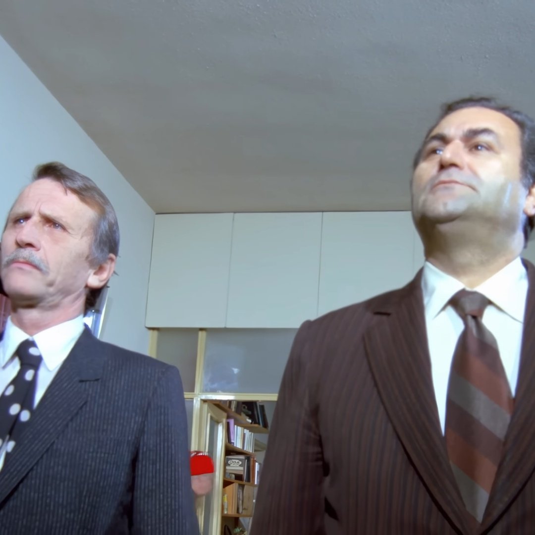 - Feyzullah Bey!
- Evet Kara Erol!