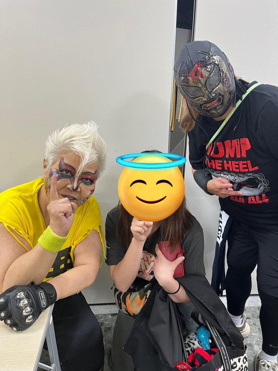 やっと念願のダンプ松本さんとお写真撮れて嬉しかった🥰
ダンプ松本めっちゃ近くで見ると可愛らしい方でした😆