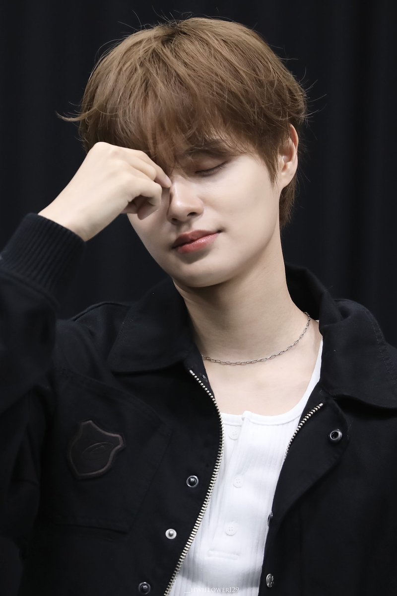 250928 위드뮤 대면팬싸

완전 가을남자잖아🍁♡*゜

#이대휘 #AB6IX