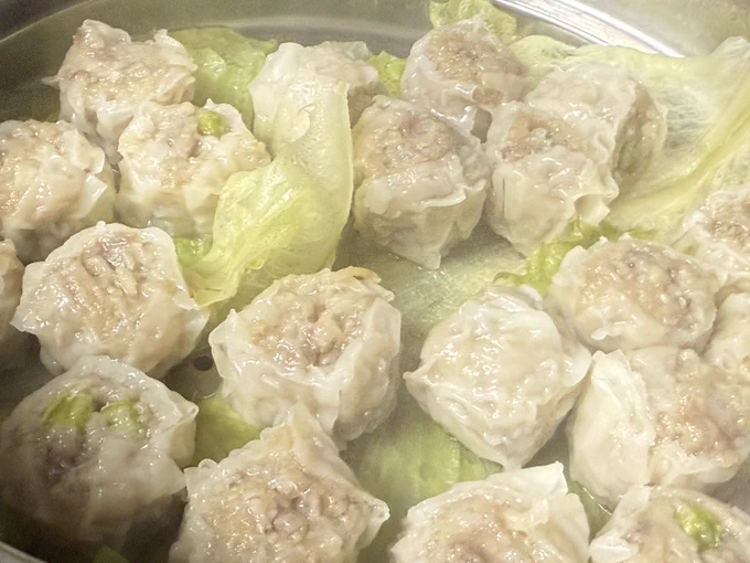 東京のお土産は崎陽軒さんのシュウマイにしました。
昨日はお弁当で食べたけど、蒸し立て美味しい〜!
Xでも人気の醤油入れくんが我が家にやってきてくれて嬉しいな〜😆 