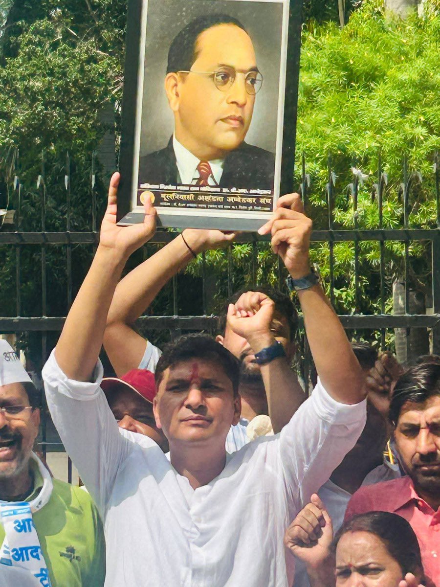 PankajGupta7838's tweet photo. RSS की मानसिकता वाले एक वकील ने दलित समाज से आने वाले CJI BR गवई जी के ऊपर जूता फेंककर मारा -
इस दलित और संविधान विरोधी कृत्य के ख़िलाफ @AAPYouthWing के साथियो के साथ प्रदेश अध्यक्ष @Saurabh_MLAgk जी के नेतृत्व में  विरोध प्रदर्शन किया @ArvindKejriwal https://t.co/LqypO2kdrs