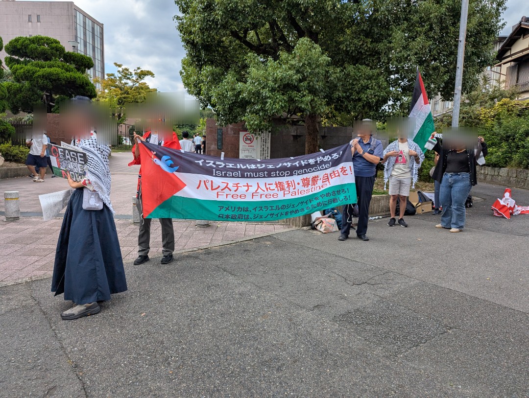 Rspalestine's tweet photo. 立命館大学パレスチナ連帯アクションです。本日2025年10月7日でイスラエルによるガザ地区への大規模侵攻開始から2年が経ちました。この日に合わせ、衣笠キャンパス東門前でスタンディングを実施しました。学生によるスピーチやコールを行い、虐殺反対・即時停戦・占領の終結などを訴えました。 https://t.co/T4b2XdeXay