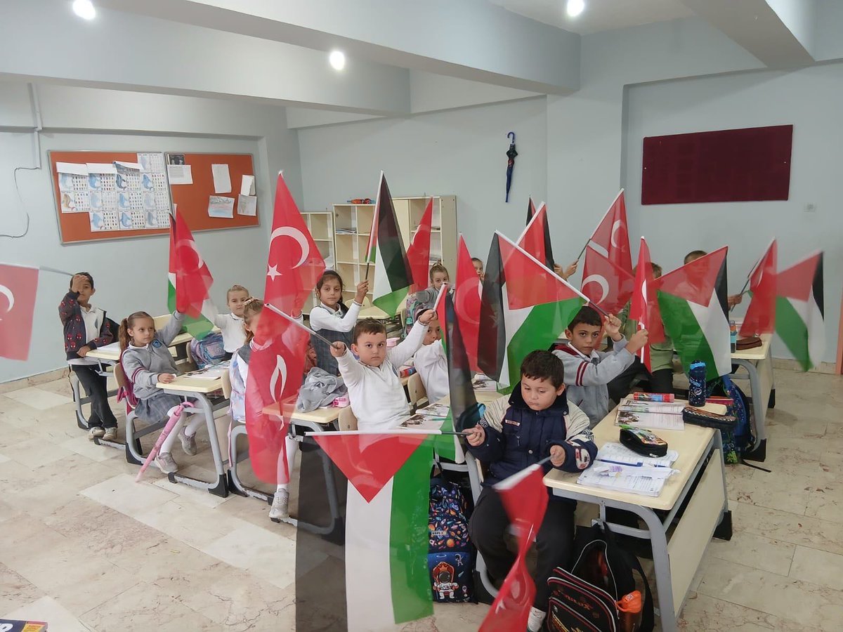Erdek_Mem's tweet photo. 🇹🇷🇵🇸 Filistin halkının sesi olmak için bir araya geliyoruz!
Yaşanan insanlık dramına sessiz kalmıyor, hakikatleri duyurmak için hep birlikte farkındalık oluşturuyoruz.
🕊️ Sessiz çığlıkları birlikte duyuralım.

🇵🇸 #FilistinİçinBirlikte #ÖzgürFilistin

@balikesirmem 
@SafakTuran58 https://t.co/wBzWzccIVc