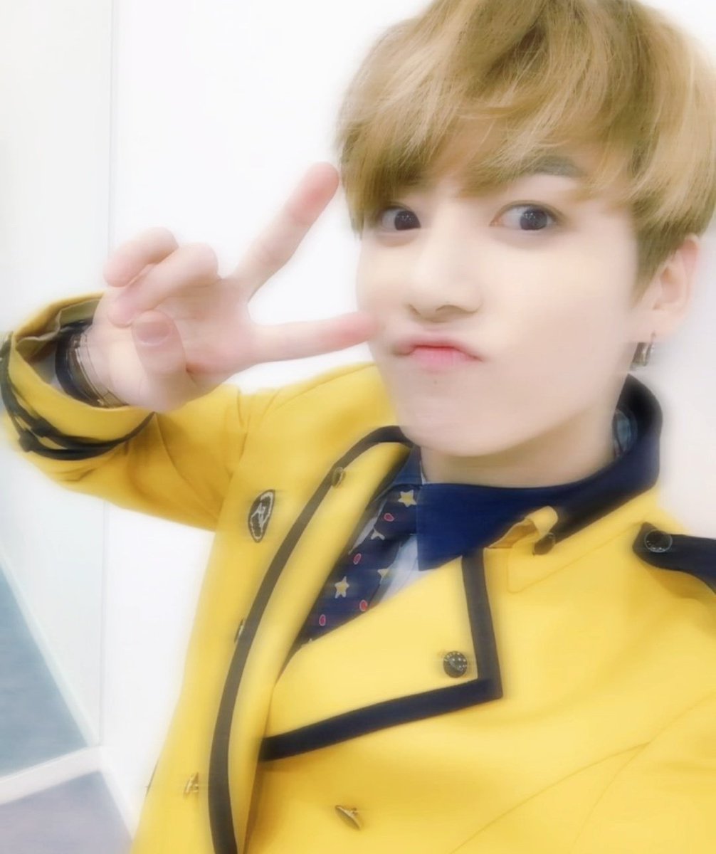 borahearteuu's tweet image. My last first day of shcool in march 
        :( 
#ARSD #ARMYSelcaDay #armytwt @BTS_twt