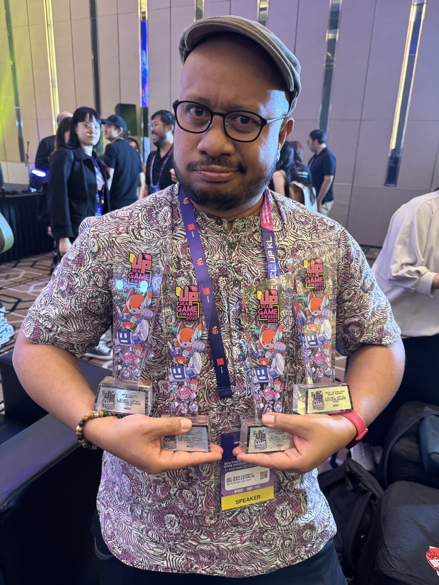 Kakuchopurei's tweet photo. No Straight Roads 2 has won 4 awards during #levelupkl2025 #seagameawards2025 @metronomik @NoStraightRoads https://t.co/8sOiXlrvJo