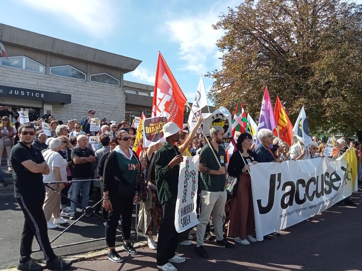 🚨 Iazko Korrikan Hendaiara 36 migratzaile gurutzatzen laguntzea egotzita auzipetutako zazpi ekintzaileen aurkako epaiketa hasiko da gaur

🔊 Migrazio politika arrazistak salatzeko oihu egitera deitu dute antolatzaileek, epaiketak iraun bitartean 

#Jaccuse 
#HarreraHerriHarro