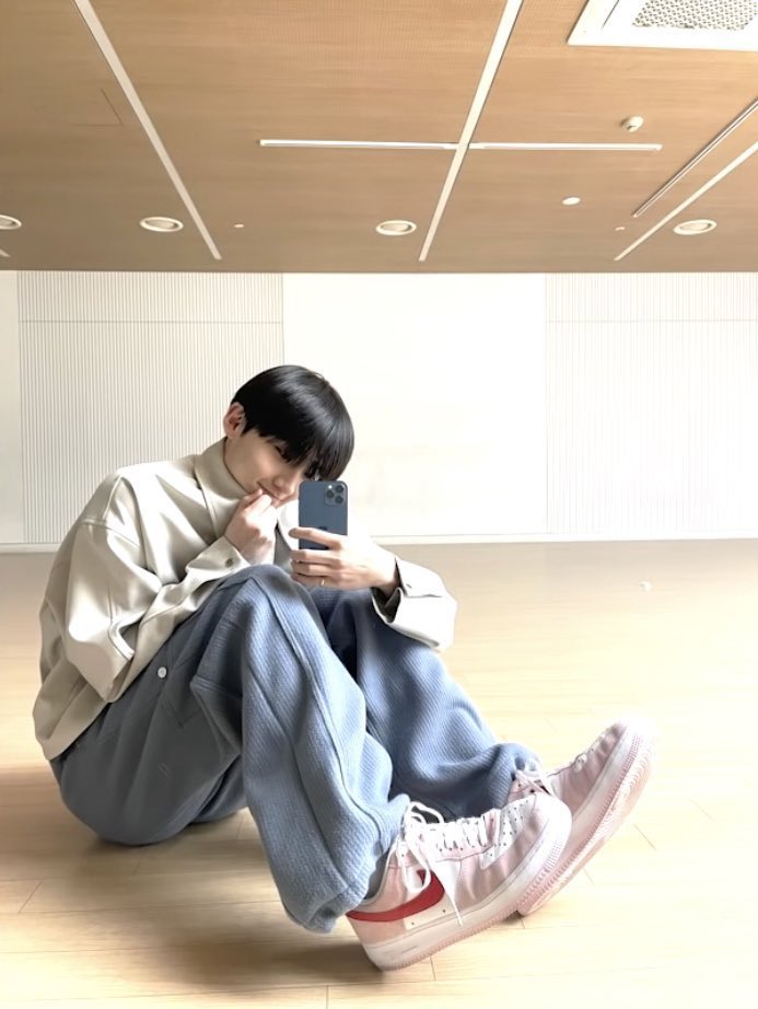 leeanxin's tweet photo. sangwon and his pink shoes like that’s babygirl https://t.co/dZu5dYdVvZ