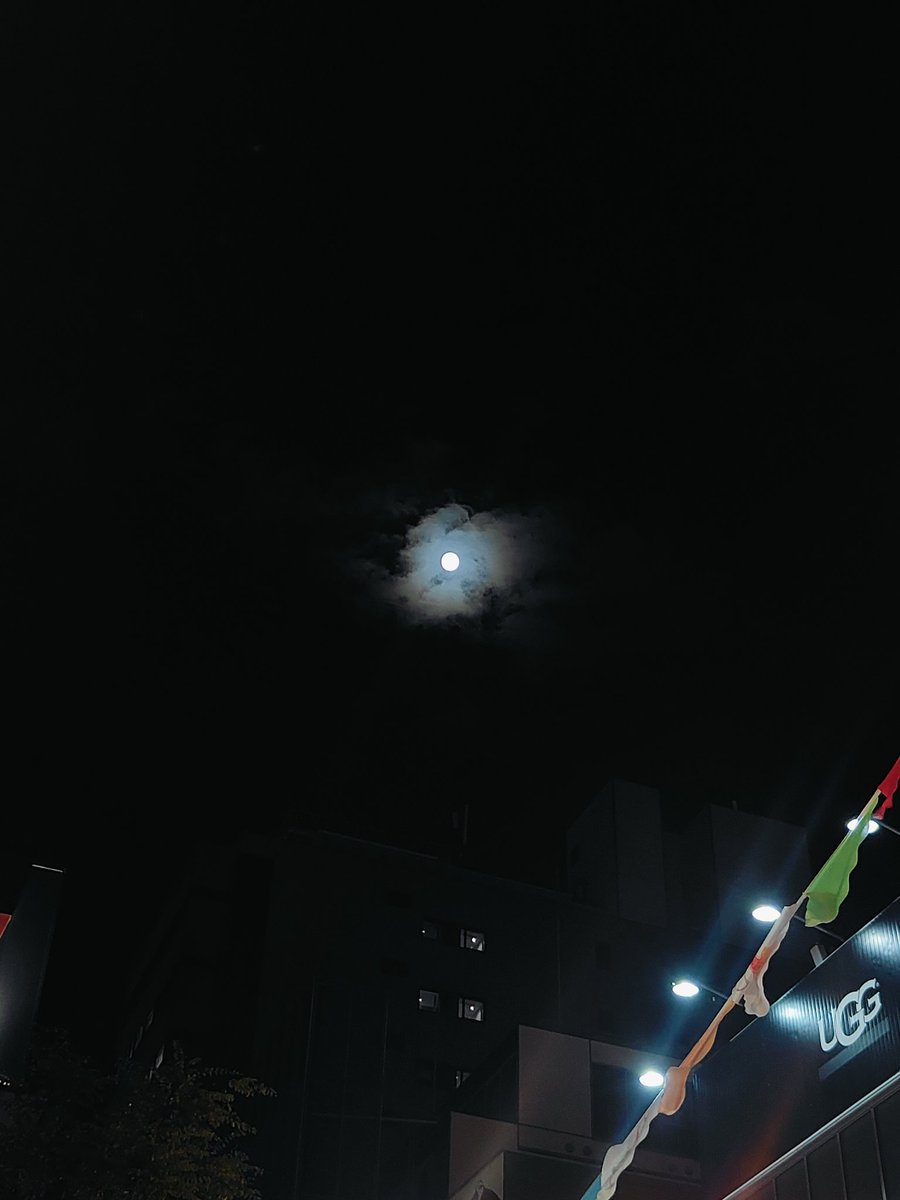 uruoimps's tweet photo. 久しぶりのLIVE最高だった👍

外に出たら満月でした🌕
#月詠み https://t.co/v5WGgNAAdv