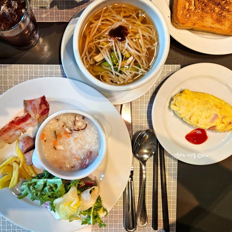 hyunbinseo97's tweet image. 신라스테이 마포 카페는 정말 공격적으로 운영한다.

애초에 가격이 저렴하며
네이버예약 10% 할인에
때때론 20% 할인도 되고

조식에는 중식, 석식에도 없는 에그 스테이션을 운영한다. 2.3만 원에 정말 만족스러운 구성. 다른 4만 원대 4성급 호텔과는 급이 다르다.