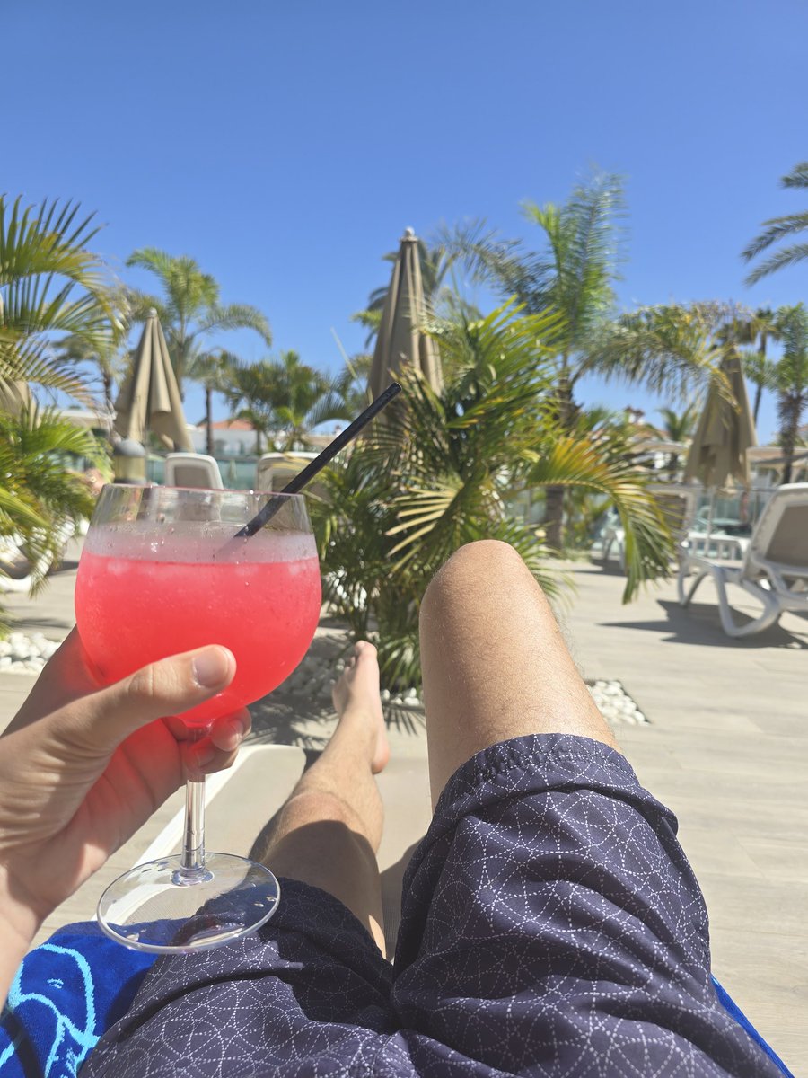 Back in Gran Canaria with my cocktail in the sun!! 🍹☀️😎