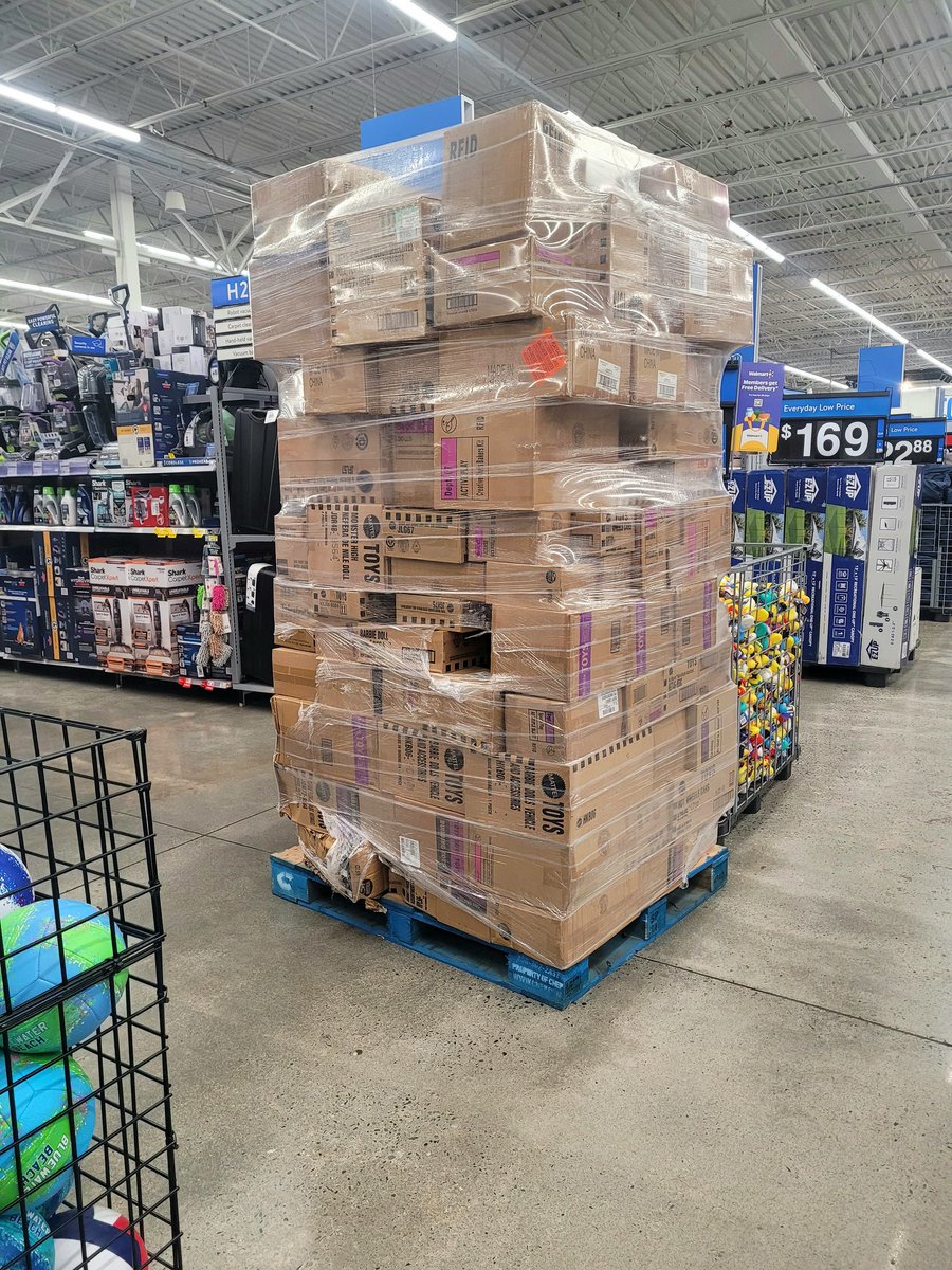 DIECASTANDLIFE's tweet image. 🤔🤔🤔🤔🤔🤔🤔Bring the pallet out just to take it back🤔🤔🤔🤔🤔🤔🤔 We could not look at anything. Empty pegs too. Even offered to buy the whole case. Nope. ❤️Thank you all always❤️ Happy hunting to everyone. More to come.