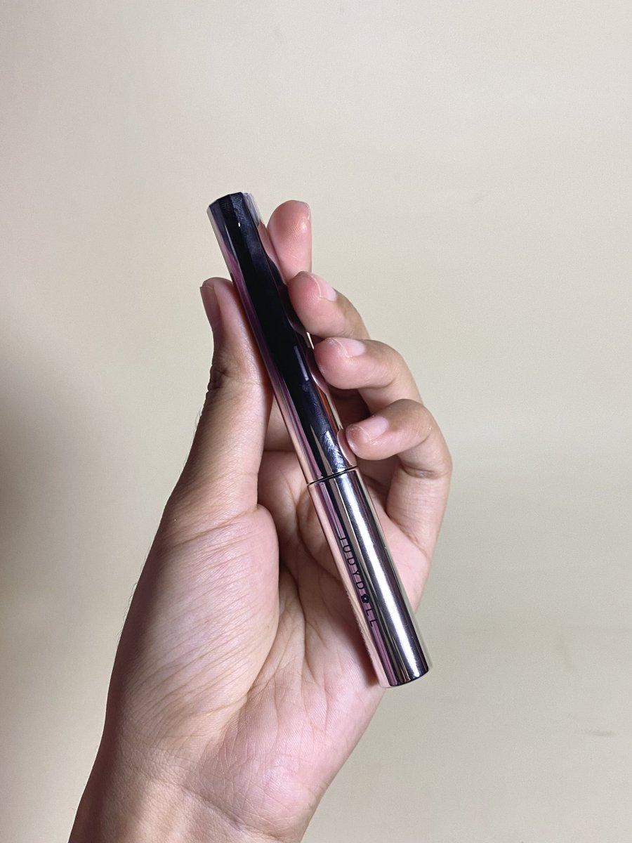 masihh suka bangett sama finish look dari mascara nya judydoll, langsung misah gituu ga ngegumpel jugaa, buat bulmat bawah juga mudah bgt dipake 🫶🏻🖤