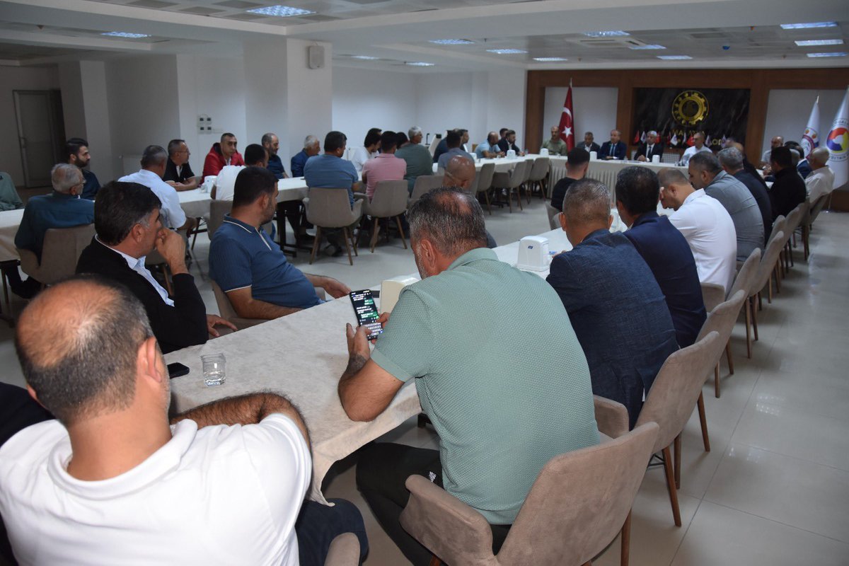 basrilhan2's tweet photo. Meclis Üyemiz Mustafa Bayındır ve Malatya Minibüsçüler ve Umum Servis Araçları Odası Başkanı Mesut İnce ile ulaşım ve taşımacılık sektöründeki üyelerimizle bir araya gelerek, yaşadıkları sorunları istişare ettik. https://t.co/eZNALbtbmW