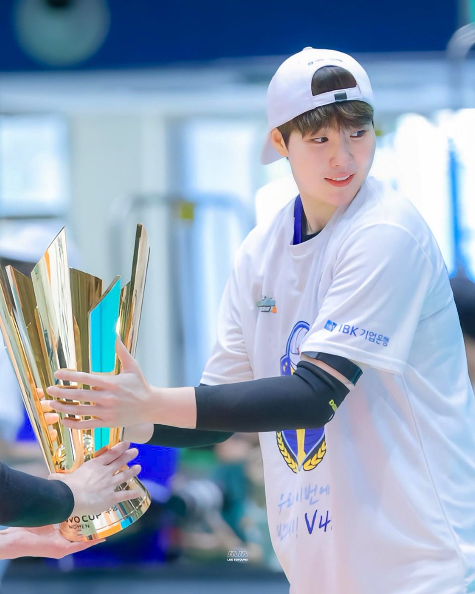 코보컵 우승티에 
우리! 이번에! 반드시! V4! 라고 써있는거 방금 알았음🥹 엄청난 뒷북