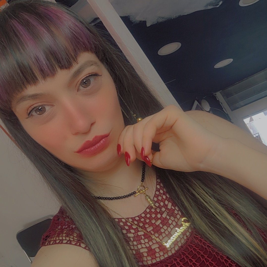 There's something hauntingly divine about the way she exists! 🖤

#NouvellePhotoDeProfil