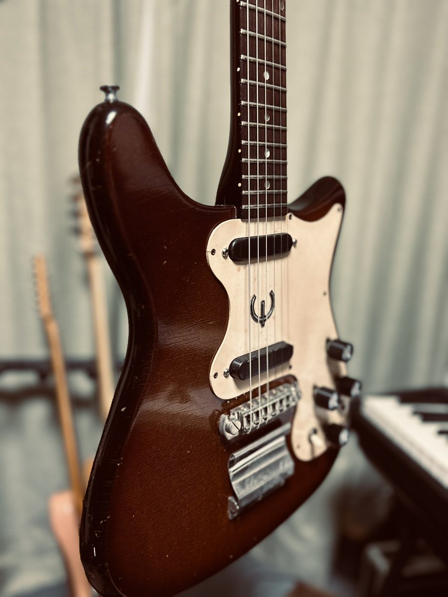本日のレコーディングのお供は
Epiphone Olympicでした🎸

万能ではないけれど、ハマる時はとことんハマる！

そしてレコーディングは続く…