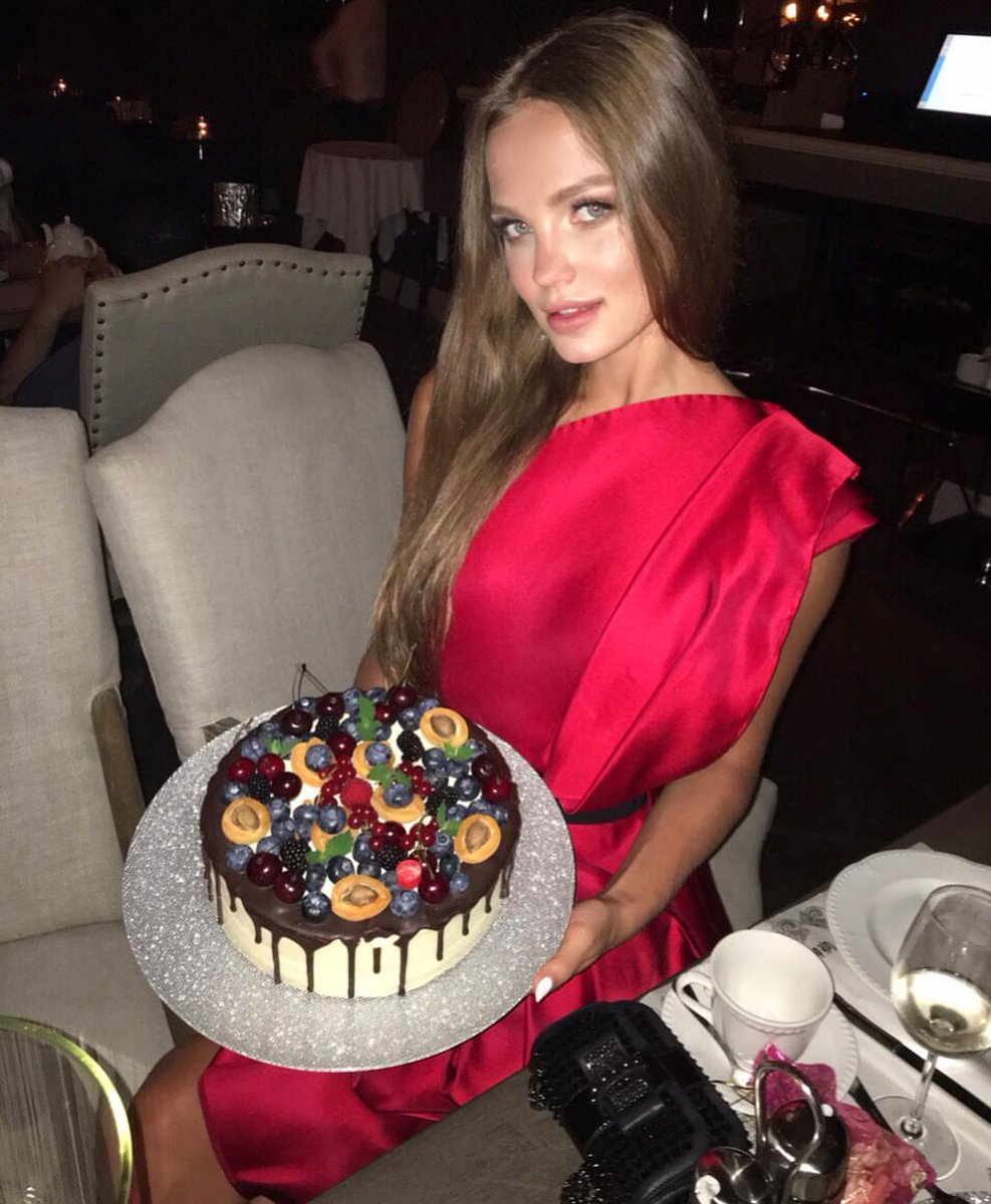 ChiodoDana's tweet image. Celebrating special moments with sweetness and style! 🍰✨ #BirthdayVibes #SweetCelebration