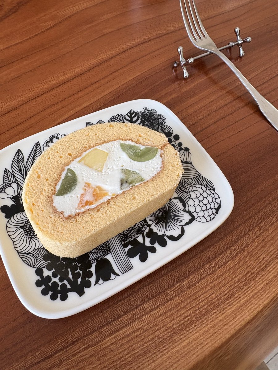 sio_30's tweet image. 生フルーツロールケーキ
作ってきました！🥝🍊🍍🍇
カラフルなフルーツたちに
生クリームを塗る作業が
とても、楽しかった🥰
34さいも、楽しみながら生きます❣️