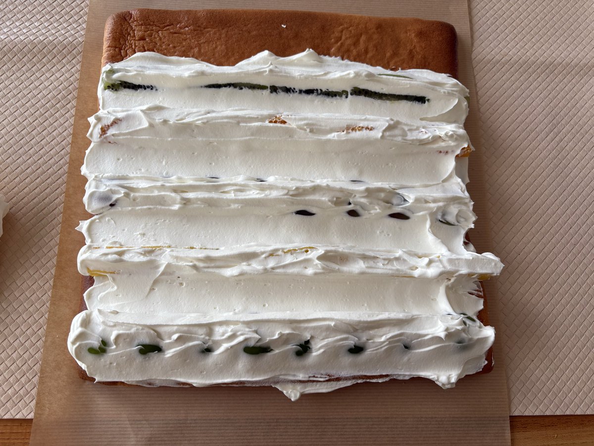 sio_30's tweet image. 生フルーツロールケーキ
作ってきました！🥝🍊🍍🍇
カラフルなフルーツたちに
生クリームを塗る作業が
とても、楽しかった🥰
34さいも、楽しみながら生きます❣️