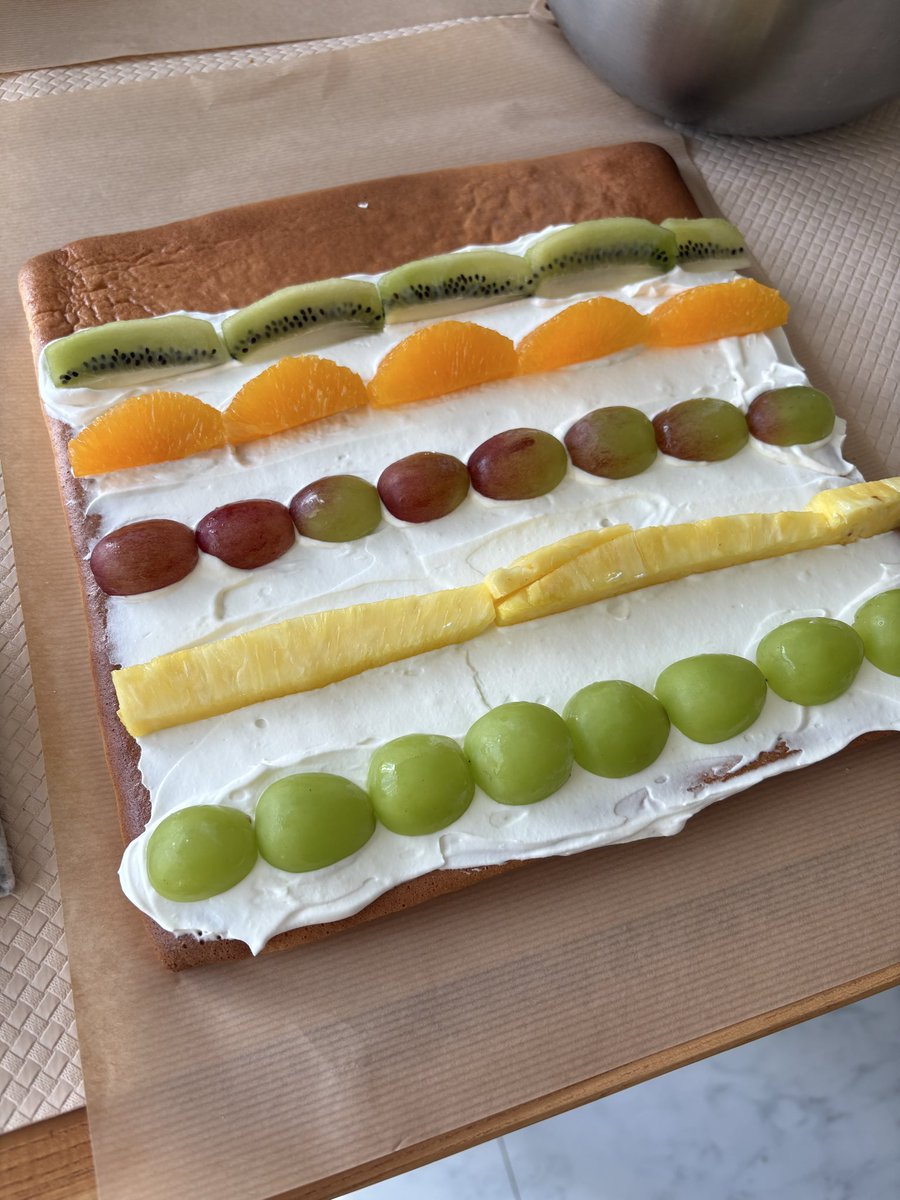sio_30's tweet image. 生フルーツロールケーキ
作ってきました！🥝🍊🍍🍇
カラフルなフルーツたちに
生クリームを塗る作業が
とても、楽しかった🥰
34さいも、楽しみながら生きます❣️