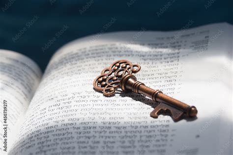 Edibal2's tweet image. #biblequiz #finalexam
CAN YOU ANSWER?? 🤔
&apos;Strong&apos;s References&apos; &amp;amp; Even &apos;Stronger Inferences&apos;‼️
#ISAIAH 11:1* [111* - 1] = 110 ?❔ H1 G1
What is &apos;The Key of David&apos;??  🔑 G110
And &apos;who&apos; is &apos;he&apos; that has &apos;it&apos;? 🤔 [㏒2807]×10³ = 3448.2424 💥
G2807 H3448 G3448 H2424👽G2424 H999 🔓🔑🧙‍♂️