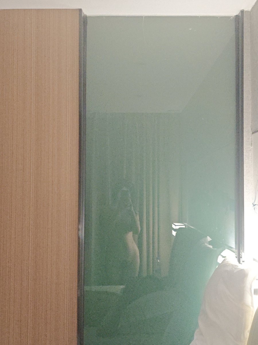 m75558496's tweet photo. 记录下爱人和自己的酮体。好开心，胸部长成了少女时想要的水滴形。 https://t.co/PBXp46F5Q7