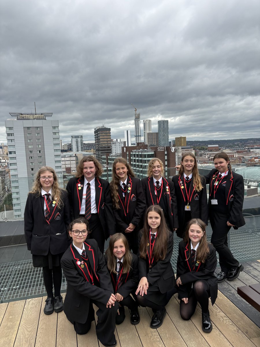 TASEComputing's tweet image. Y7 girls exploring AI in Leeds—learning, laughing, and loving their rooftop lunch with a view! #AIAdventures #GirlsInSTEM #LeedsTrip 🍽️🤖🌆
