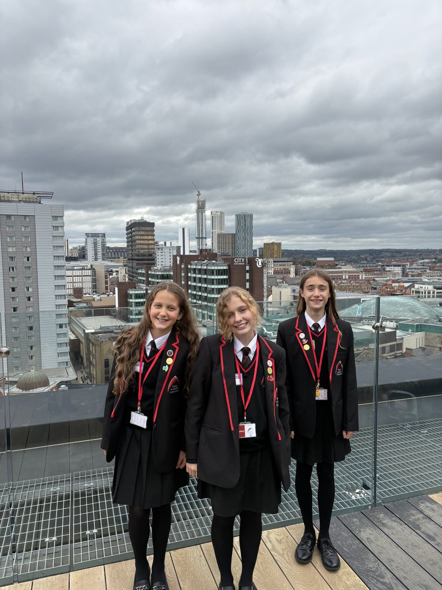 TASEComputing's tweet image. Y7 girls exploring AI in Leeds—learning, laughing, and loving their rooftop lunch with a view! #AIAdventures #GirlsInSTEM #LeedsTrip 🍽️🤖🌆