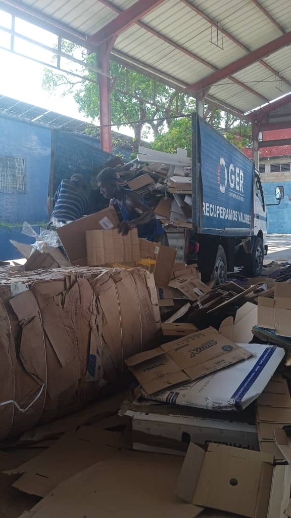 ♻️🌎 ¿Sabías que el cartón puede tener muchas vidas? Reciclarlo es un gesto lleno de beneficios para el planeta: salva bosques, ahorra energía, combate el cambio climático. #Cuba #CubaRecicla #IndustriasCuba #RecuperamosValores