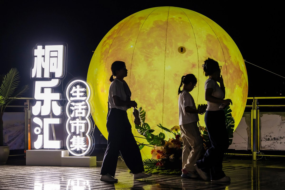 hangzhoufeel's tweet image. If you’re enjoy a vacation in #Tonglu county, don’t miss the Tonglehui Lifestyle Market by the #FuchunRiver. Open daily from 5:00 PM to 9:30 PM at Binjiang Park, the market offers local delicacies and handmade crafts — a great way to experience the local vibe and charm of Tonglu.