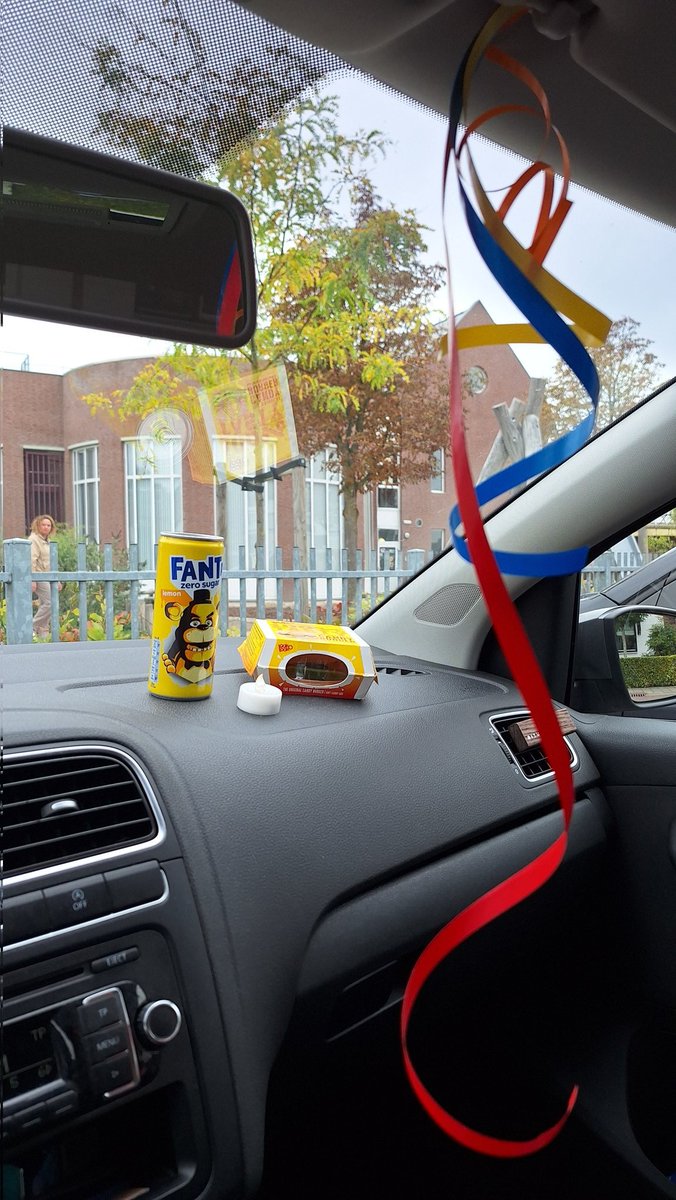 Belliebazelmans's tweet image. Als je de jarige job van school gaat halen omdat het eigenlijk dinsdag omadag is.....🩵