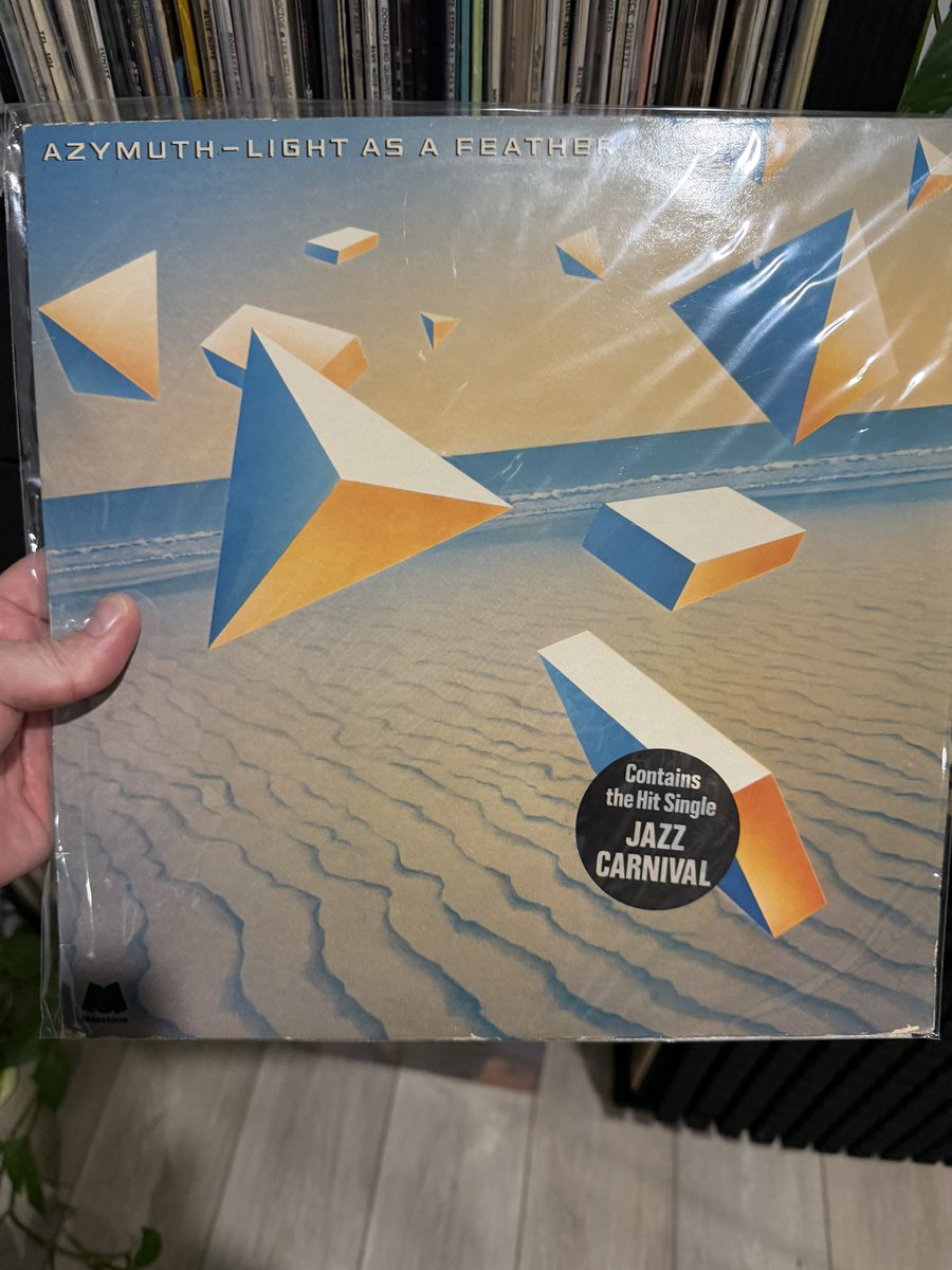 LesPurves's tweet image. #Nowplaying Azymuth’s Light as a Feather (1979). It’s a Brazilian jazz-funk masterpiece. Polyrhythmic grooves, sparkling synths &amp;amp; funky basslines create a breezy, uplifting vibe that’s both danceable &amp;amp; hypnotic. A true fusion of samba, jazz &amp;amp; funk. #Azymuth #JazzFunk #vinyl