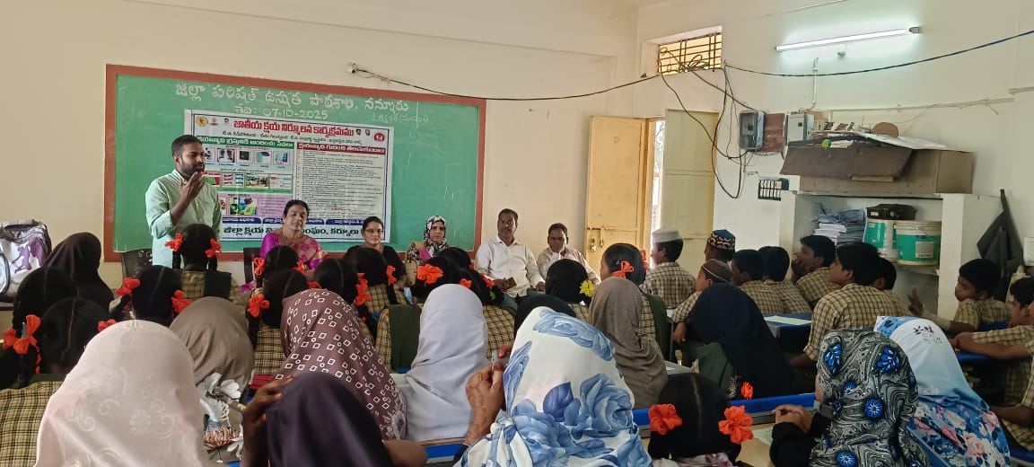 DTOKURNOOL1's tweet photo. NTEP-KURNOOL-TBMBA CAMPAIGN ,TB Mukt Bharat Abhiyan programme  organized in All AAM's- on the occasion, Our NTEP Staff given awareness and Stigma on TB to Vulnerable and General Population,Participated local PRI &amp; UBL members,Govt.staff and Health staff
@ArogyaAndhra
@TbDivision https://t.co/4DsSQrS6Ng