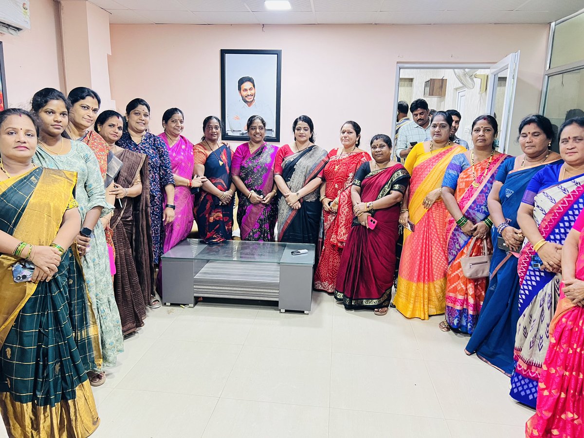PedadaRamani's tweet photo. అక్టోబర్-9వ తేదీన మాజీ ముఖ్యమంత్రివర్యులు వైఎస్ఆర్ కాంగ్రెస్ పార్టీ అధ్యక్షుడు శ్రీ వైయస్ జగన్మోహన్ రెడ్డి గారు చేపట్టనున్న నర్సీపట్నం మెడికల్ కాలేజీ పర్యటనకు సంబంధించి విశాఖపట్నం పార్టీ కార్యాలయంలో జిల్లా మహిళా విభాగం కమిటీ సభ్యులు రాష్ట్ర పార్టీ కార్యవర్గం సభ్యులుతో సమావేశం. https://t.co/wFd1ZFacxo