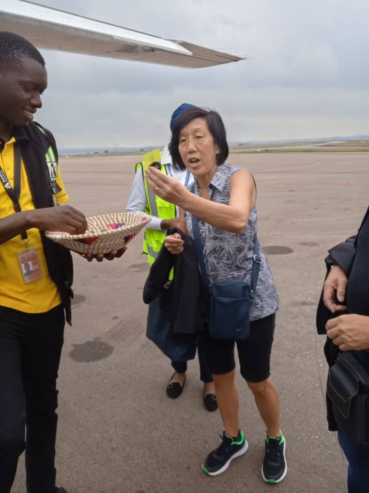 AerolinkUganda's tweet image. For #CustomerServiceWeek, we&apos;re sharing a piece of Bwindi! 🦍

We&apos;re gifting our passengers handmade gorilla carvings from the local community as a special thank you. A small token of our appreciation that proudly supports local artisans.

#AerolinkUganda #SupportLocal #Bwindi