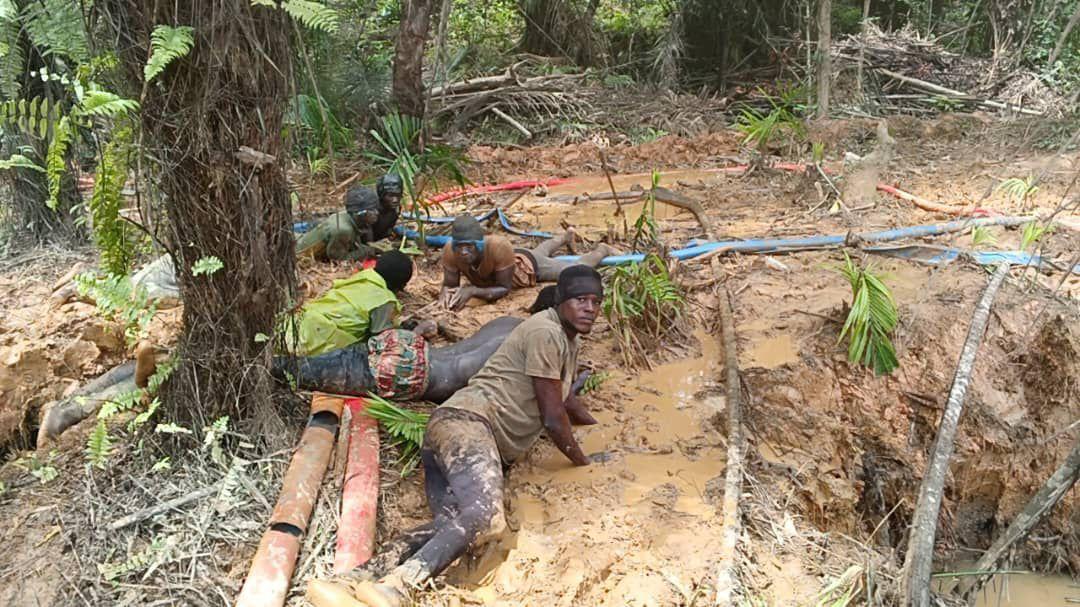 utvghana's tweet photo. The National Anti-Illegal Mining Operations Secretariat (NAIMOS) Task Force has raided Gangway, a settlement in Aboso in the Prestea-Huni Valley District, reportedly a hub for illegal mining and narcotic activities. 

During the operation, the task force seized 11 parcels of Indian hemp and other substances suspected to be narcotics, while hundreds of illegal miners, traders, gamblers, and drug users surrendered.

#UTVGhana