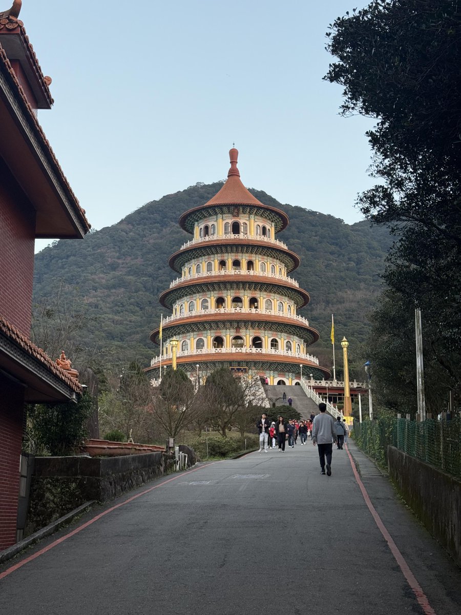 DikccsBeil's tweet image. 🏯石畳の道を歩いていると、目の前には青い山と古い塔が広がっていて、まるで時を越えたみたいなんです😊

ここでは、景色はただ目の前の絵巻物のようなものだけじゃなくて、心の静けさでもあるんです。