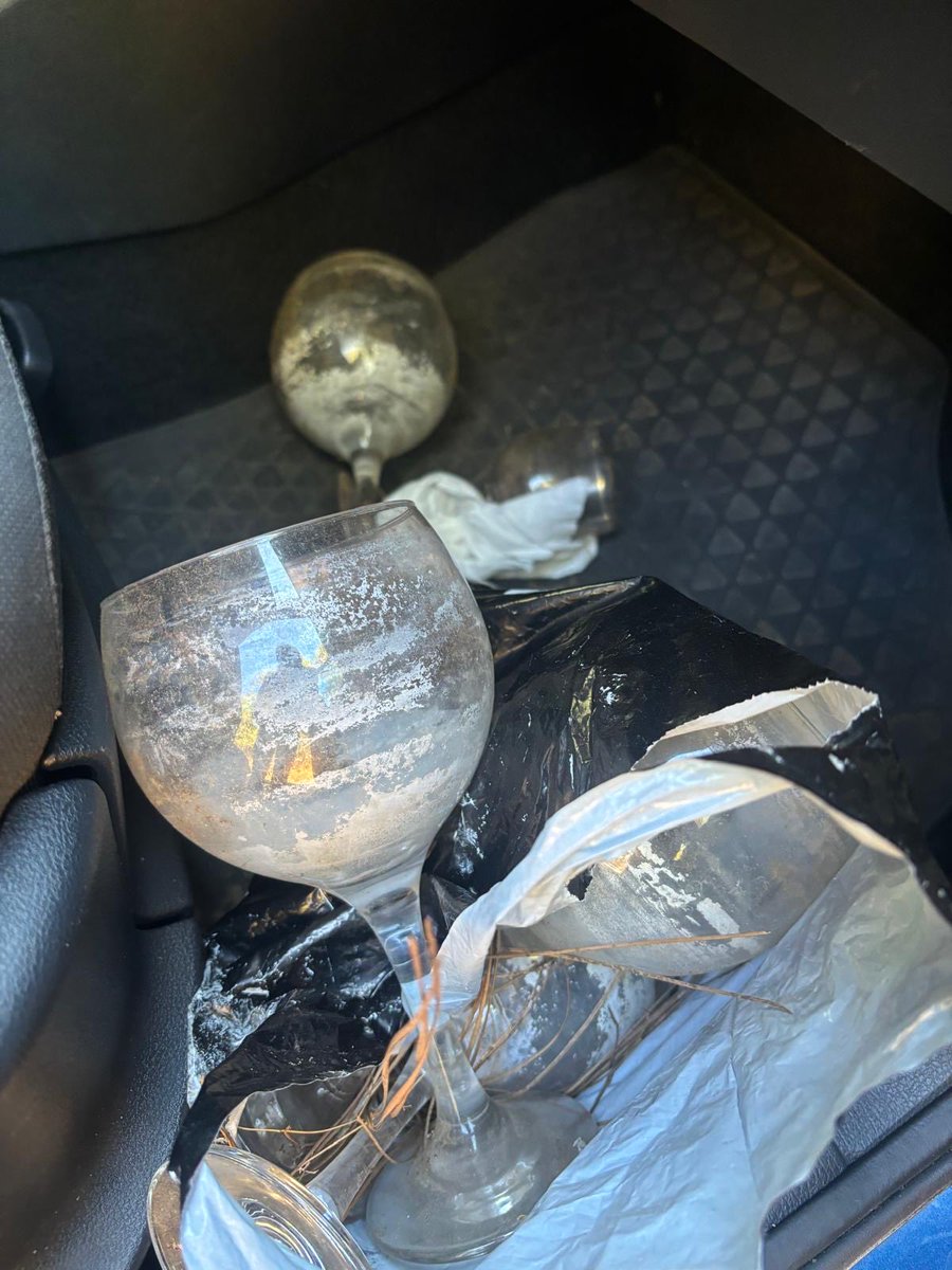 jarome87's tweet photo. Hoy subí a Las Raíces con mi familia y nos encontramos con esto. Seis copas de cristal y un crucifijo en la base de un pino, todo ello cubierto de pinocha. Hay que ser desgraciad@ para querer prender fuego a un monte por diversión. Por suerte, ya están en la basura. https://t.co/vefM6c0Ugl
