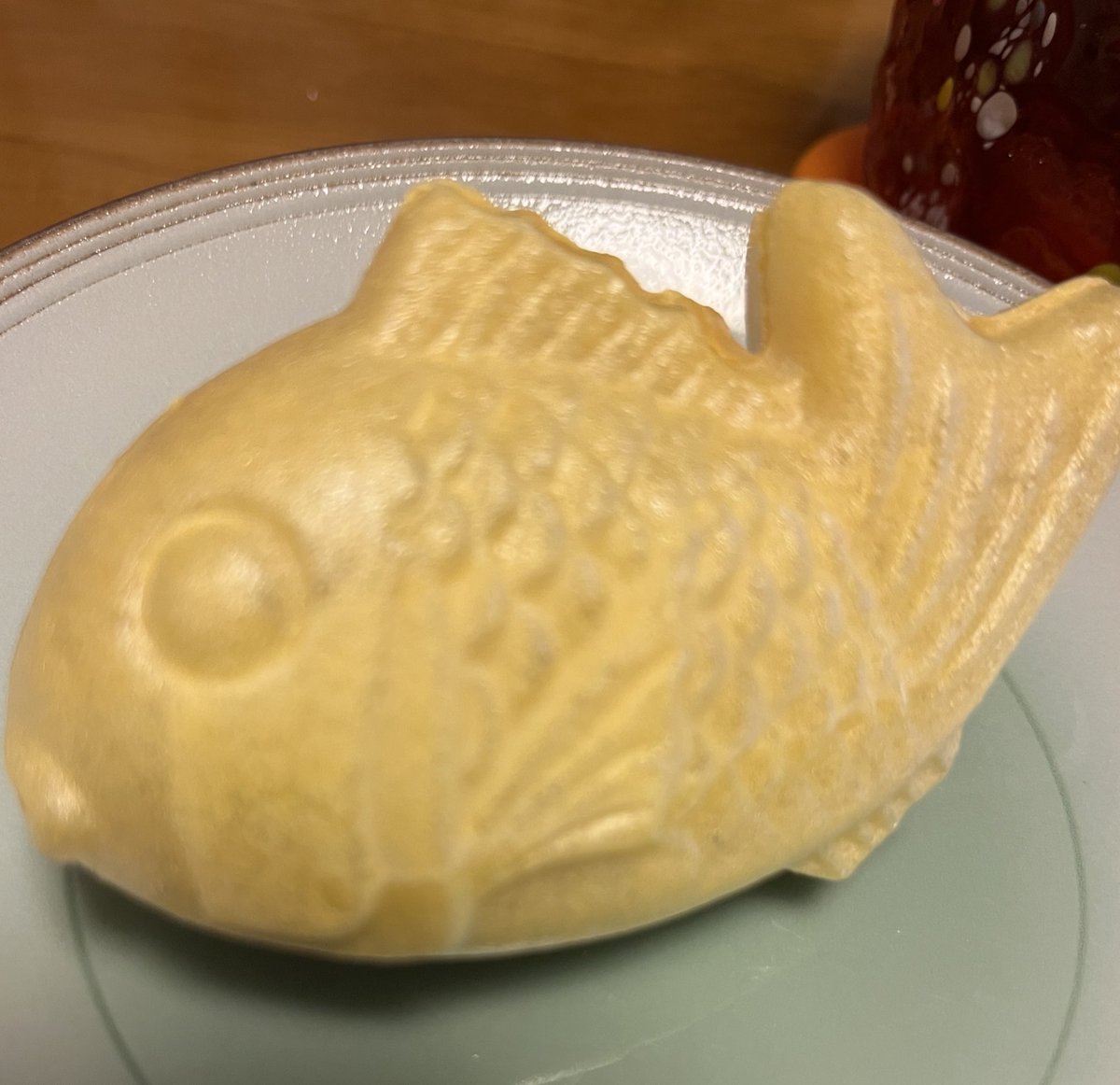 CekdU7HSfO09D74's tweet image. おやつの時間
こんばんは😊
北九州の今は曇り。
先程まで小雨でした。
あれ?外の方が冷えてる〜。窓開けると虫が入るから…🤔…このままでいいや。
夜ももなか。
先に食べた旦那さんからあんこの色が変わってると聞いていたのでカットしてみました。光の道の夕日をイメージした色?
いい事ありそう💕