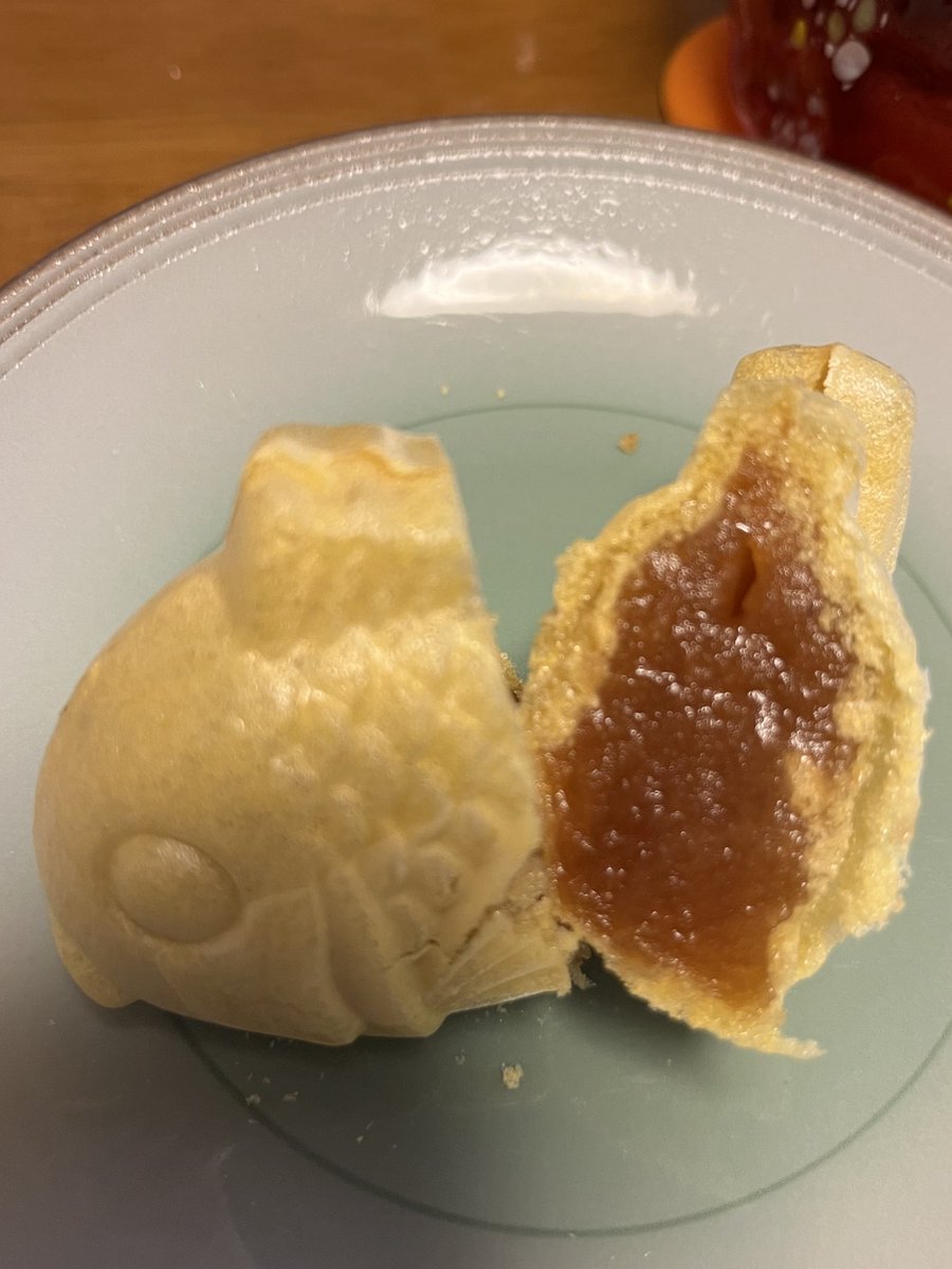 CekdU7HSfO09D74's tweet image. おやつの時間
こんばんは😊
北九州の今は曇り。
先程まで小雨でした。
あれ?外の方が冷えてる〜。窓開けると虫が入るから…🤔…このままでいいや。
夜ももなか。
先に食べた旦那さんからあんこの色が変わってると聞いていたのでカットしてみました。光の道の夕日をイメージした色?
いい事ありそう💕
