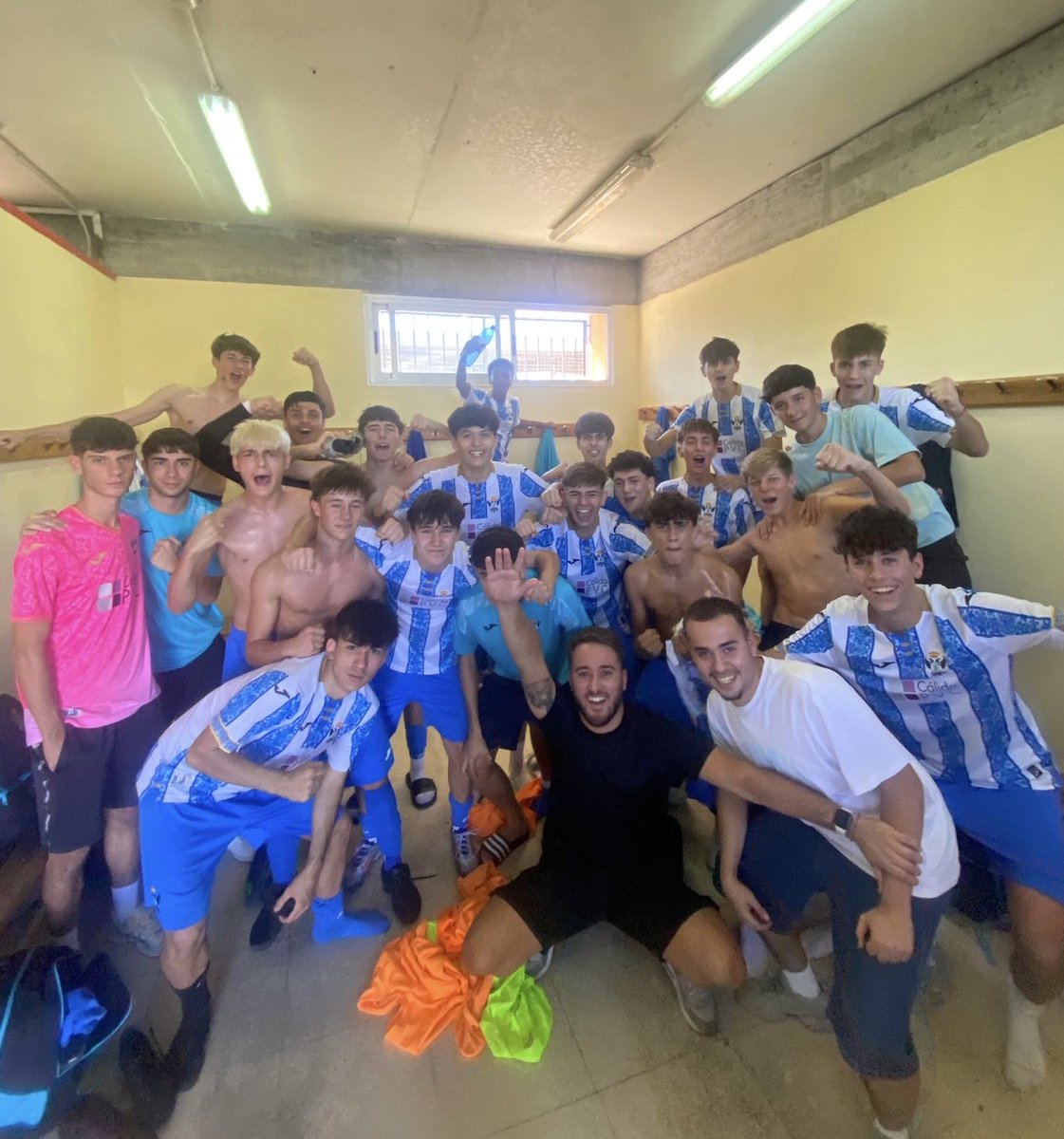 Cantera CF Talavera de la Reina (@canteracft) on Twitter photo 💪🏼 ¡Victoria de mérito del Juvenil “B”!   
✔️ 3-2 ante el <a href="/cdtorrijos_ofcl/">CD Torrijos Oficial</a> , jugando en inferioridad desde la primera parte frente a uno los aspirantes a todo.
#CanteraTala 💙🤍 💪🏼 ¡Victoria de mérito del Juvenil “B”!   
✔️ 3-2 ante el <a href="/cdtorrijos_ofcl/">CD Torrijos Oficial</a> , jugando en inferioridad desde la primera parte frente a uno los aspirantes a todo.
#CanteraTala 💙🤍
