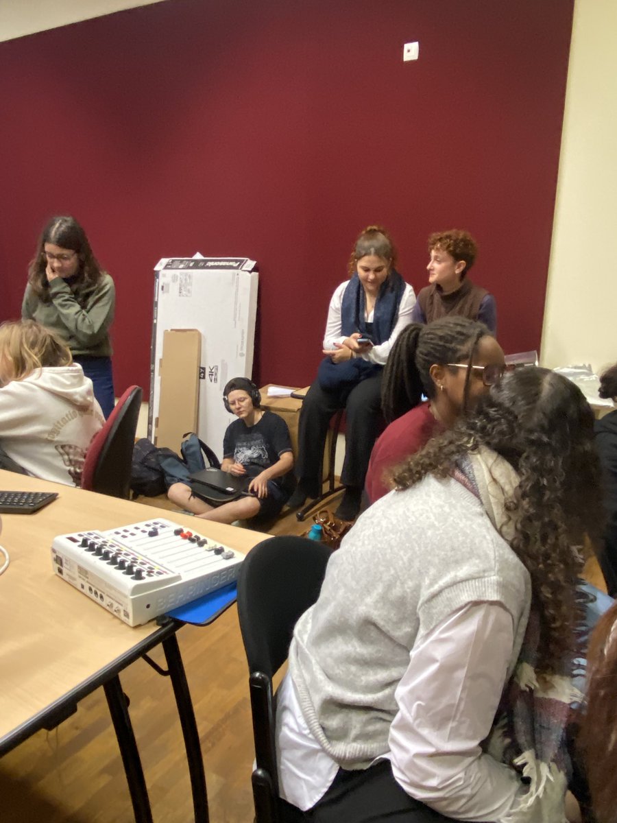 Deuxième séance du Workshop "Arts sonores" avec Jonathan Zwaenepoel, compositeur, plasticien et enseignant en composition électroacoustique et arts sonores, au Conservatoire de Bourges, pour les étudiant•es de CPES-CAAP du lycée Alain-Fournier.
●