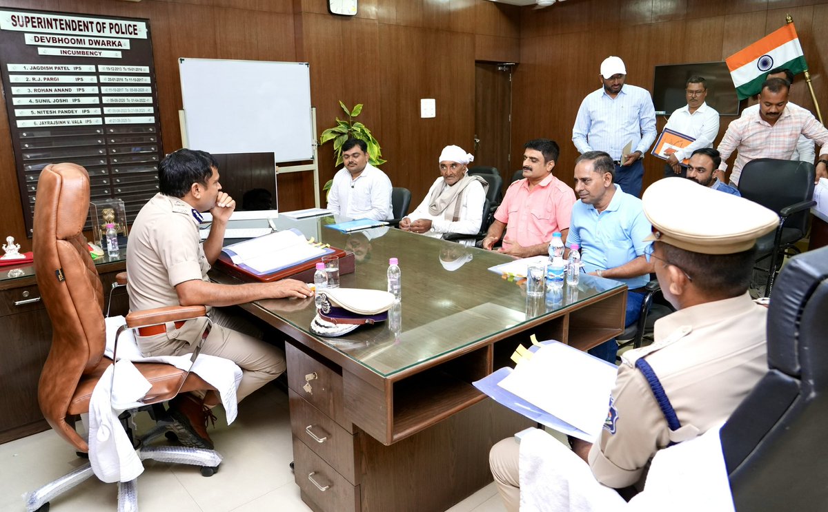 IGP_RajkotRange's tweet image. સને-૨૦૨૫ દેવભૂમિ દ્વારકાનાં વાર્ષિક ઇન્સપેક્શન અનુસંધાને પોલીસ અધિક્ષક કચેરી ખાતે સ્થાનિક આગેવાનો સાથે મીટીંગનુ આયોજન કરી સ્થાનિક પ્રશ્નો અને તેના નિરાકરણ અંગે વિસ્તૃત ચર્ચા કરવામાં આવેલ..

@akumarips @GujaratPolice @sanghaviharsh @CMOGuj @SP_Dwarka