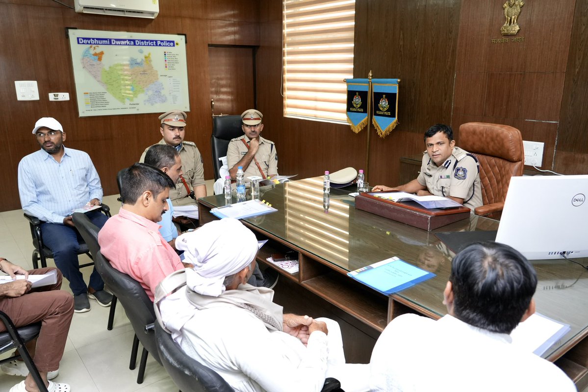 IGP_RajkotRange's tweet image. સને-૨૦૨૫ દેવભૂમિ દ્વારકાનાં વાર્ષિક ઇન્સપેક્શન અનુસંધાને પોલીસ અધિક્ષક કચેરી ખાતે સ્થાનિક આગેવાનો સાથે મીટીંગનુ આયોજન કરી સ્થાનિક પ્રશ્નો અને તેના નિરાકરણ અંગે વિસ્તૃત ચર્ચા કરવામાં આવેલ..

@akumarips @GujaratPolice @sanghaviharsh @CMOGuj @SP_Dwarka