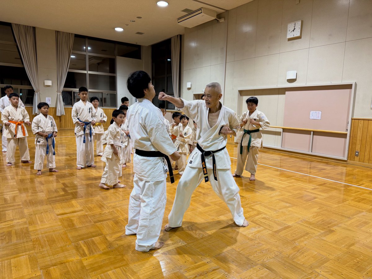 kazharakarate's tweet image. 本日のK玉先生の熱い指導
北海道大会に向けて、指導員も型稽古しました。
大会まで後2回稽古日があります。
仕上げていきましょう!
大会や審査もありますが、道場稽古が最前戦。
しっかりと稽古しましょう。
#空手 #空手キッズ #極真空手 #極真空手キッズ #旭川 #北海道 #錬心道場 #道場生募集中