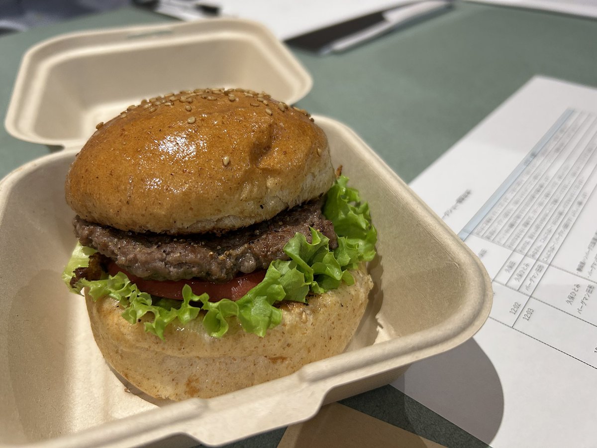 TagataTomoyuki's tweet image. 各地で大行列！“あの”ハンバーグを使ったハンバーガーが焼津市初登場！豪華景品がもらえる「グーグーじゃんけん大会」もぜひお見逃しなく！(強火)🔥

◾️スーパーキッズ発表会＆バーグマン田形presentsハンバーグフェス
日時 : 10/12(日)10:00〜15:00
会場 : およんな広場(静岡県焼津市小柳津508-2)