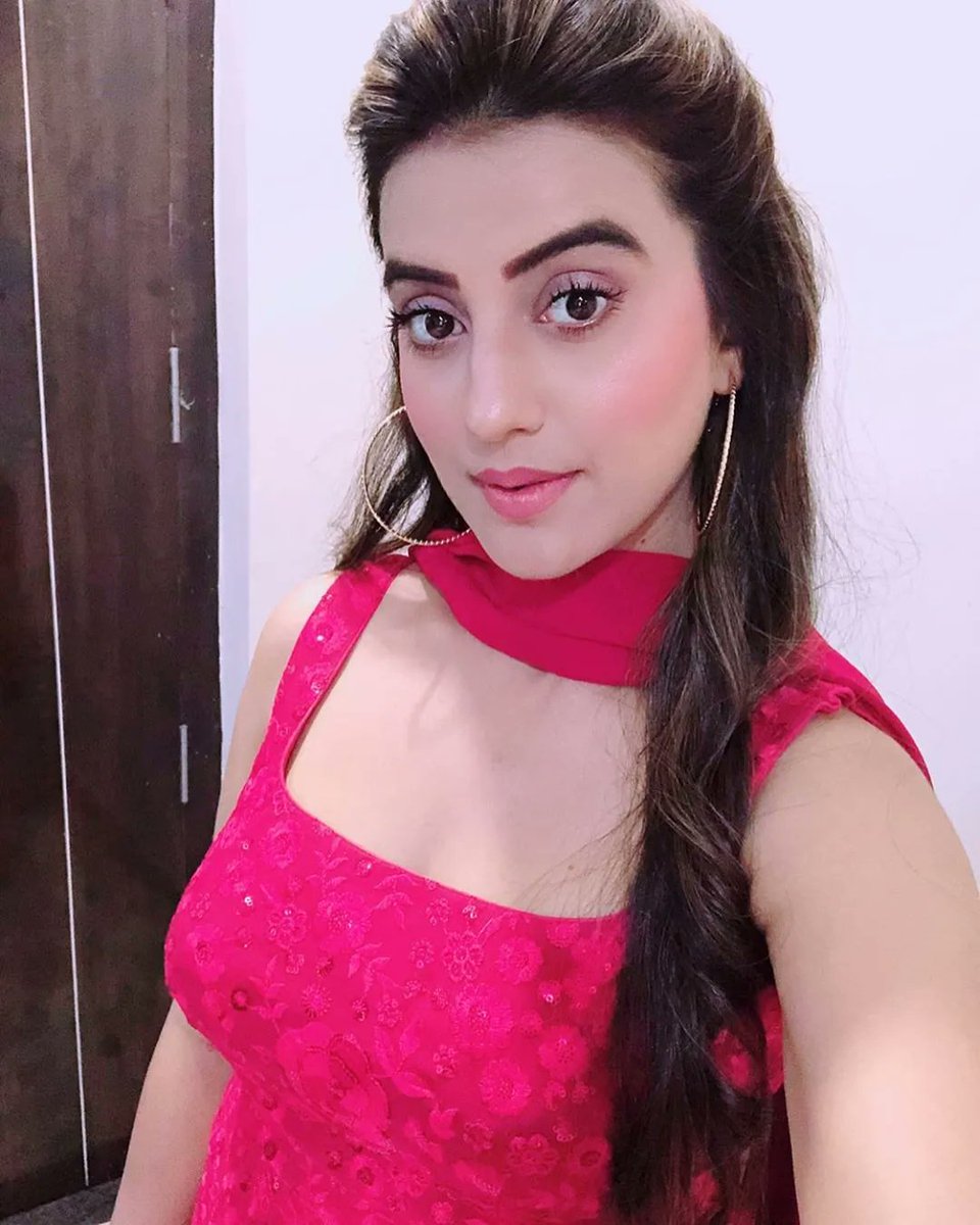itsmeVikasRana's tweet image. 🎤 “नमस्कार दोस्तों!
आज के मंच पर हैं पवन सिंह और अक्षरा सिंह —
दोनों की कहानी इतनी फिल्मी है कि असली में भी ‘कट!’ बोलने का मन करता है।
एक कहते हैं मैं सही, दूसरी कहती हैं मैं सच्ची…
सच बेचारा बीच में शूटिंग ढूंढता रह गया!” 😄
#PawanSingh #aksharasingh