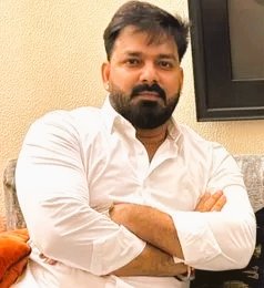itsmeVikasRana's tweet image. 🎤 “नमस्कार दोस्तों!
आज के मंच पर हैं पवन सिंह और अक्षरा सिंह —
दोनों की कहानी इतनी फिल्मी है कि असली में भी ‘कट!’ बोलने का मन करता है।
एक कहते हैं मैं सही, दूसरी कहती हैं मैं सच्ची…
सच बेचारा बीच में शूटिंग ढूंढता रह गया!” 😄
#PawanSingh #aksharasingh
